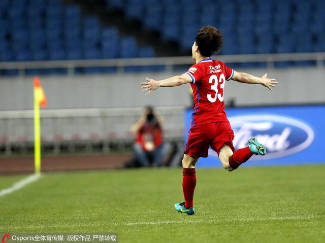 赞佩里尼（杰克·奥康奈尔 Jack OConnell 饰）是一名长跑活动员，他酷爱这项活动，而且有幸加入了1936年的柏林奥运会。1939年，第二次世界年夜战爆发，迟疑满志的赞佩里尼插手戎行，为故国报效，他成了一位空军投弹手。一次使命中，一场不测让赞佩里尼所驾驶的战役机于海上坠毁，他和战友们在一艘小小的救生筏上渡过了艰辛而又漫长的47天，但是，当他们获救之时，恶梦才方才起头。赞佩里尼成了敌对国日本的俘虏，而且在集中营里结识了名叫渡边睦弘（石原贵雅 饰）的军官，在这里，赞佩里尼蒙受到了非人的熬煎和鞭挞，虽然幸存，但这一段履历在他的心灵上留下了不成磨灭的伤痕。战争竣事了，可赞佩里尼的恶梦并没有终结。